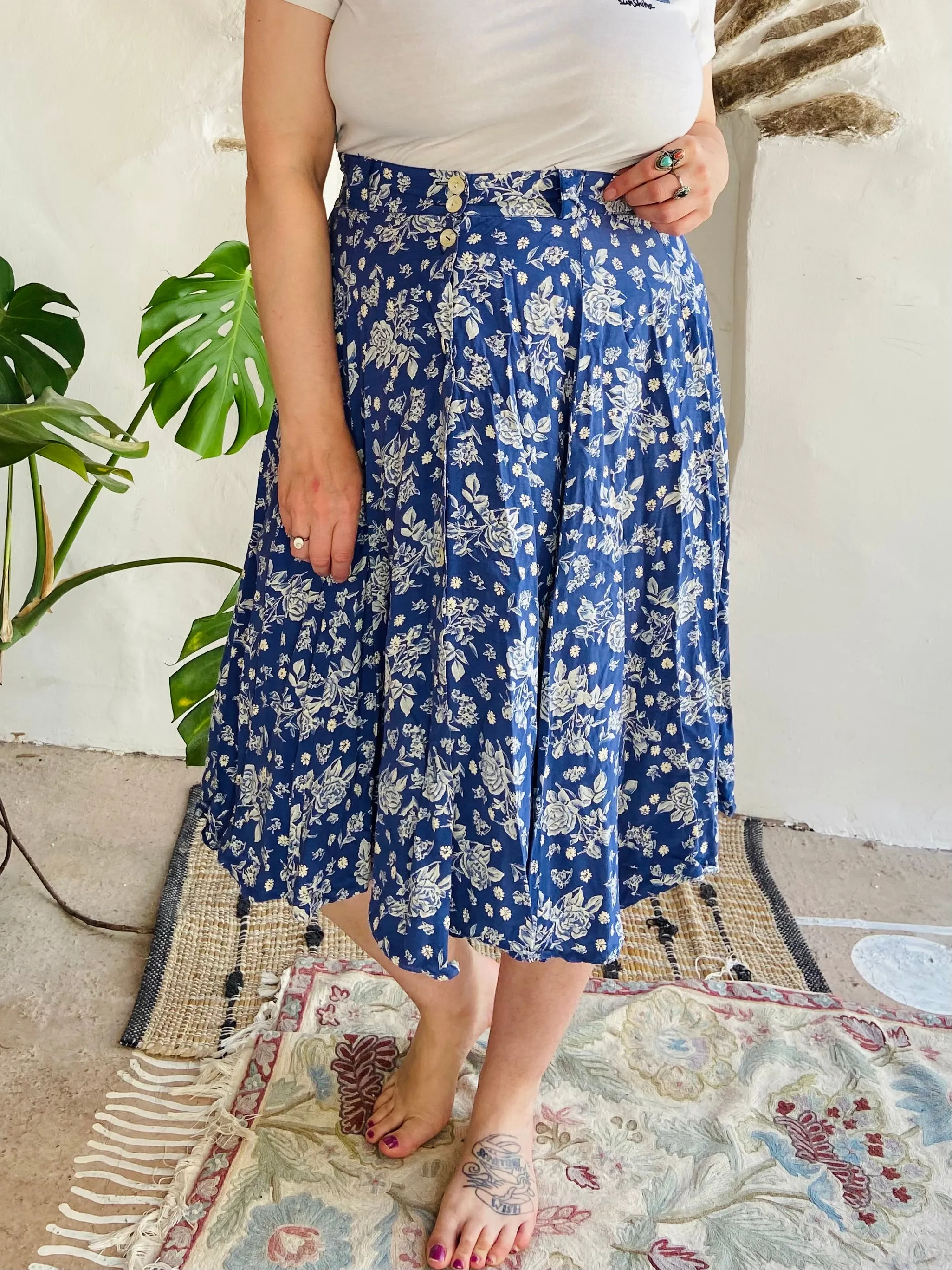 VINTAGE 90’s Blue & White Floral Midi Skirt - S/M