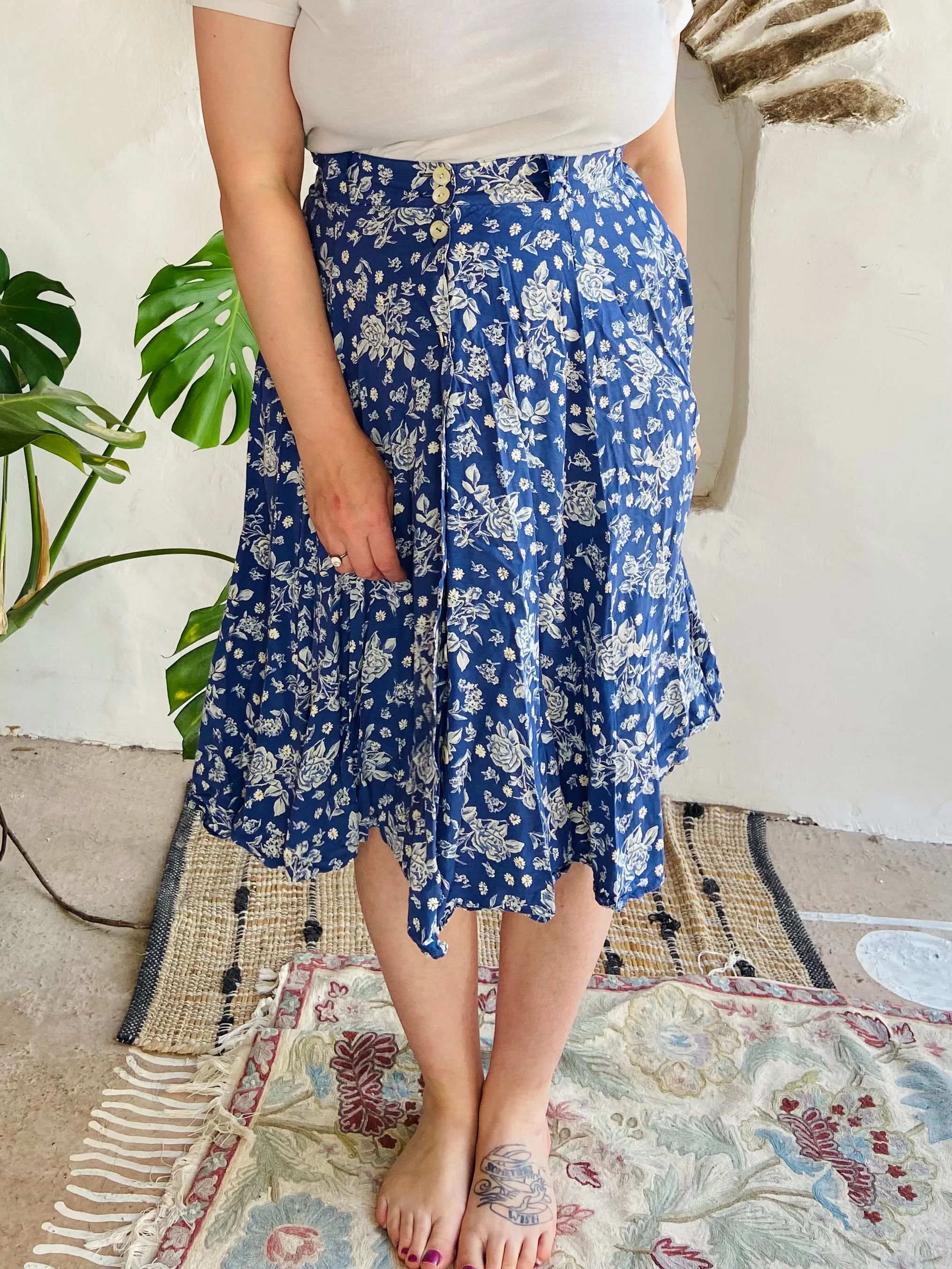 VINTAGE 90’s Blue & White Floral Midi Skirt - S/M